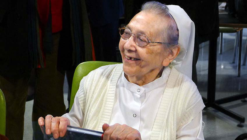 Zuster Alberta geniet van de viering!
