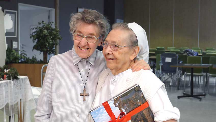 Zuster Alberta (rechts op foto) samen met zuster Maria op de foto.