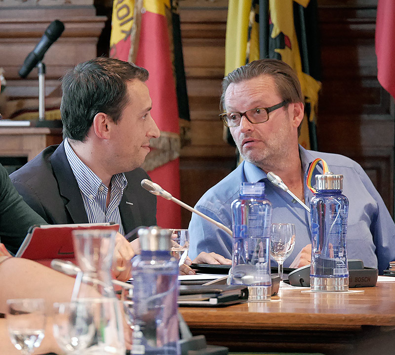 Luc van Gastel in gesprek met AGBS-afgevaardigde