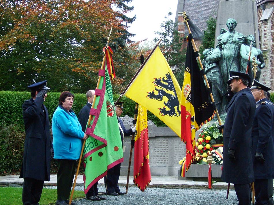 verwarring alom, verschillende vaandrigs weigeren de groet voor de officiële Vlaamse hymne!