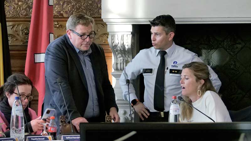 Overleg voor de start van de zitting