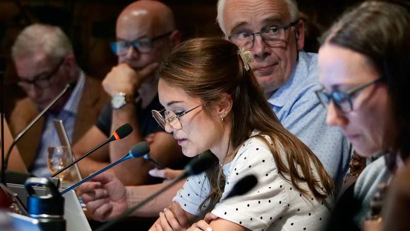 Stephanie Vanden Eede en Brecht Verwulgen met schriftelijke vragen.